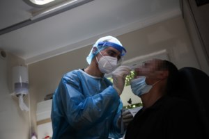 Εννέα μήνες κορονοϊός - Το χρονικό: Πώς από τους 1.000 νεκρούς τον πρώτο μήνα φτάσαμε στο ένα εκατομμύριο - εικόνα 3