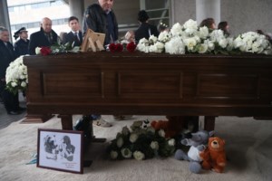 Θεσσαλονίκη: Ενός λεπτού σιγή και 9 λευκά τριαντάφυλλα στο Δημοτικό Συμβούλιο στη μνήμη του Γιάννη Μπουτάρη