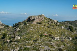 Το νησάκι του Σαρωνικού με το τιρκουάζ "μανιτάρι" - Στις ξαπλώστρες του θα βρείτε.... παγώνια [βίντεο]