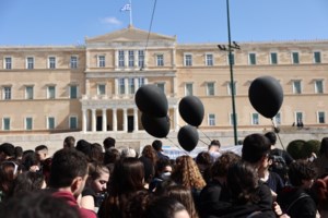 Η τραγωδία των Τεμπών μέσα από τα μάτια ενός 16χρονου: Παγωμένη πόλη η Λάρισα, αμηχανία και θλίψη στα μάτια των κατοίκων