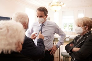 Γιώργος Παπανδρέου: Έκανε το εμβόλιο κατά του κορονοϊού - Με διπλή μάσκα στο νοσοκομείο - εικόνα 2