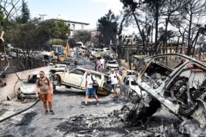 Τραγωδία στο Μάτι: Προπηλακίστηκε ο αρχηγός της Πυροσβεστικής - Ενταση από τους συγγενείς των νεκρών στην Ευελπίδων - εικόνα 2