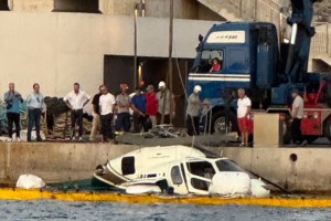 Βουλιαγμένη: Καρέ καρέ η ανέλκυση του ελικοπτέρου που έπεσε στη μαρίνα [εικόνες - βίντεο]