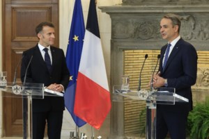 Γαλλικό παράσημο στον Μ. Σχοινά: Τιμήθηκε ένας "μεγάλος Έλληνας Ευρωπαίος και γνήσιος φίλος της Γαλλίας"