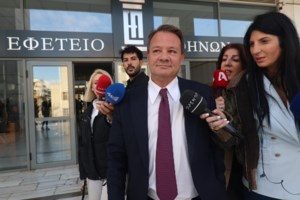 Ο Απόστολος Λύτρας παντρεύεται την Δώρα Παπαδοπούλου: Το μονόπετρο και το "Yes, i do"