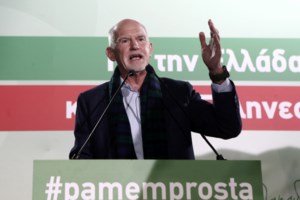 Η επιδημιολόγος Αθηνά Λινού με σημαία του ΠΑΣΟΚ στη συγκέντρωση του Γιώργου Παπανδρέου στο Θησείο - εικόνα 3