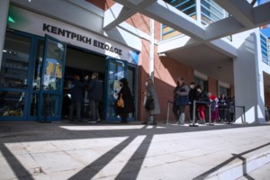 Μανωλόπουλος: "Η τρίτη δόση ίσως να είναι η οριστική" - Τι λέει για το τρίμηνο