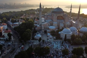 Αγία Σοφία: Θραύσματα πέφτουν από τον τρούλο - Σε κίνδυνο το μνημείο - Βίντεο από τη στιγμή που αποκόπτονται κομμάτια