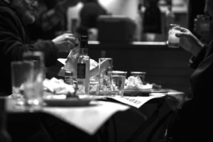 Ηράκλειο: Βίντεο ντοκουμέντο - Η στιγμή που μεθυσμένος οδηγός παρασύρει δύο άτομα και πέφτει σε τζαμαρία καταστήματος