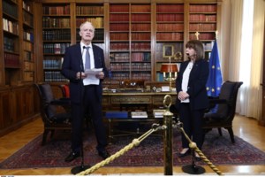 Ο Μητσοτάκης υποκλίθηκε μπροστά από τα ονόματα των 57 θυμάτων των Τεμπών στο Σύνταγμα [βίντεο]