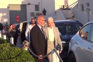 Μέι Μασκ - Από τη Σαντορίνη στην Ύδρα η μητέρα του Ελον: "Γεια σου Ελλάδα, μια υπέροχη μέρα εξερευνώντας το όμορφο νησί" - εικόνα 3