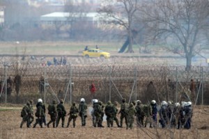 Επιχείρηση ρυμούλκησης σκάφους που μετέφερε μετανάστες στο λιμάνι της Παλαιόχωρας