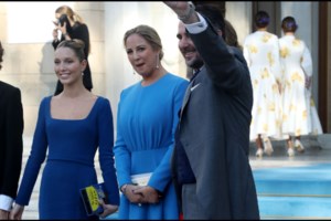 Κομψές στην Αθήνα Αννα Μαρία - Θεοδώρα: Το Max Mara φόρεμα της μαμάς και η ρομαντική κόρη με βολάν - Τι σημαίνει η πινακίδα Κ13 GRE - εικόνα 14