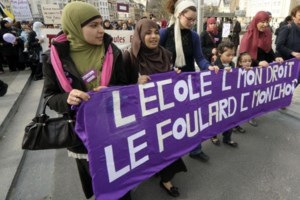 Σοκ στη Γαλλία: Στην εντατική 14χρονη μετά τον ξυλοδαρμό της από συνομήλικούς της επειδή "δεν φορά μαντίλα και βάφεται" - εικόνα 2