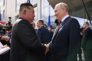 Ρωσία: Η ασφάλεια του Κιμ Γιονγκ Ουν με λευκά γάντια, απολυμαίνει και ψεκάζει την καρέκλα του στην συνάντηση με τον Πούτιν [βίντεο] - εικόνα 2