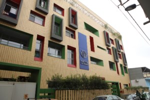 Από τον Κολωνό στην... Κιβωτό: "Ο Πατέρας Αντώνιος κλώτσαγε τα παιδιά, τον εγγονό μου τον χτύπησε", ξεσπά η γιαγιά της 12χρονης - εικόνα 2