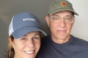 Ο Κυριάκος Μητσοτάκης με τον Τόμ Χάνκς στην Πάρο- Η φωτό με τα ελληνικά διαβατήρια του ζεύγους Χάνκς- Γουίλσον