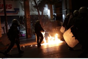 Θεσσαλονίκη: Νέα ένταση έξω από το ΑΠΘ - Πετροπόλεμος και κρότου λάμψης