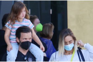 Με ροζ νυφικό και φτερό στο κεφάλι στον γάμο της η Ελεονώρα Μελέτη: "Καταπληκτικό σαν ρομπούλα"