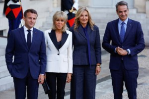 Μαρέβα Μητσοτάκη: Με τζάκετ - καπαρντίνα, oversized λευκή παντελόνα και nude πέδιλα σε πρωινή εμφάνιση - εικόνα 9