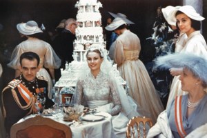 Μια chic royal στην εβδομάδα μόδας: Η Μπεατρίς Μπορομέο με ψηλόμεσο παντελόνι και cropped σακάκι στο Παρίσι - εικόνα 23