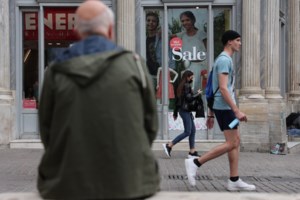 Ξεκινούν σήμερα οι καλοκαιρινές εκπτώσεις – Μέχρι πότε διαρκούν, τι πρέπει να προσέξουν οι καταναλωτές