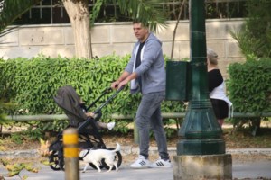 Τζένη Μπαλατσινού: Στιλάτη με skinny jeans, γαλότσες και φούτερ στο κέντρο της Αθήνας - εικόνα 10