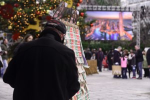 Ποδαρικό με αυξήσεις το 2024: Ποιοι και πόσα θα πάρουν σε δημόσιο - ιδιωτικό τομέα και οι συνταξιούχοι - Αναλυτικά οι κατηγορίες