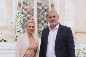 Τζένη Θεωνά: Το στιλάτο φλοράλ deux pieces με μπουστιέ και παντελόνι που συνδύασε με metallic mules - εικόνα 4