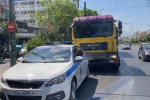 Σοβαρό τροχαίο με νταλίκα στην Κόρινθο: Καρφώθηκε στο διάζωμα και τυλίχθηκε στις φλόγες