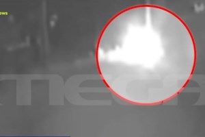 Τρόμος στον περιφερειακό του Καρέα: Τράκαρε μόνος του και συνέχισε να οδηγεί ενώ το ΙΧ διαλυόταν [βίντεο]