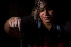 Ντέμη Γεωργίου: Beach party στην Πάρο σαν να ήταν γάμος - Βόλτες στη θάλασσα με jet ski μετά την κηδεία της