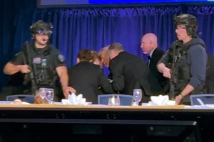 ΗΠΑ: Viral η γυναίκα που πήρε τα μπουκάλια κρασί από τα τραπέζια μετά τους πυροβολισμούς στο δείπνο [βίντεο]