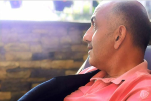 Ο Μανώλης Κωστίδης βρήκε το αντίδοτο της μελαγχολίας: "Βάζω αυγά με σουτζούκι και παστουρμά στο τηγάνι" [βίντεο]