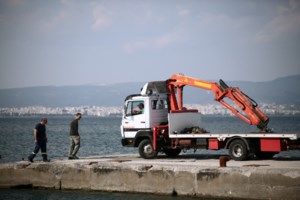 Θεσσαλονίκη: Η οικογενειακή τραγωδία πίσω από τη βουτιά θανάτου μάνας και γιου - Δέθηκαν μέσα στο μοιραίο ΙΧ