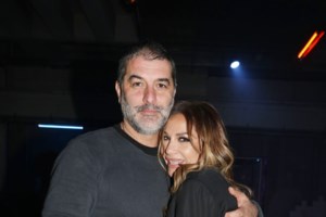 Ντέμης Νικολαΐδης: Τα καυτά φιλιά με γοητευτική ξανθιά σε ταβέρνα - Δεν είναι η Κατερίνα Παναγοπούλου [εικόνες]