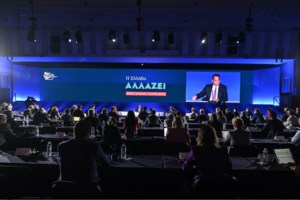 Μητσοτάκης: Βόλτα και selfie στην πλατεία Αριστοτέλους - Η συνάντηση με τον Λευτέρη Πανταζή και ο... Μαρσέλο [εικόνες-βίντεο]