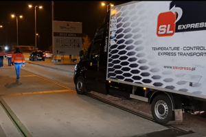 Χριστούγεννα: Κοσμοσυρροή στην πλατεία Συντάγματος - Αισθητή η παρουσία της ΕΛΑΣ [εικόνες] - εικόνα 6