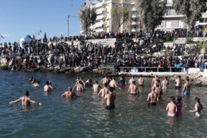 Εντυπωσιακές εικόνες από τον Αγιασμό των υδάτων στο Ενυδρείο Κρήτης - Κατάδυση δύτη για να πιάσει το Σταυρό - εικόνα 2