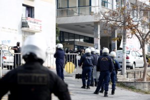 Ζωγράφου: Χειροπέδες σε δύο νεαρούς που είχαν ρημάξει τα καταστήματα της περιοχής υπό την απειλή μαχαιριού