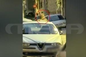 Πειραιάς: Ταυτοποιήθηκε 16χρονος που θώπευσε γυναίκα στη μέση του δρόμου [βίντεο]