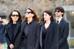 Κηδεία Μαρινέλλας: Το στεφάνι του Κυριάκου και της Μαρέβας Μητσοτάκη με δύο μόνο λέξεις [εικόνα] - εικόνα 3