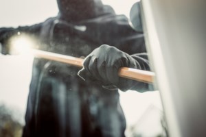 Λάρισα: Eγκλώβισε τους διαρρήκτες στο ασανσέρ κατεβάζοντας τον γενικό του ρεύματος στην πολυκατοικία