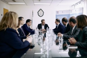 Ο Μητσοτάκης "διαφημίζει" το κυβερνητικό έργο ενώ ο ΣΥΡΙΖΑ διαλύεται και το ΠΑΣΟΚ ψηφίζει - Νέα εμφάνιση Σαμαρά-Καραμανλή