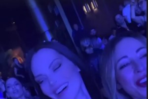 Υβόννη Μπόσνιακ: Το total black outfit που επέλεξε για τα Χριστούγεννα [Εικόνες]