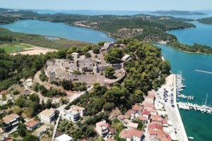 Η γραφική κωμόπολη που απέχει 2,5 ώρες από την Αθήνα και προσφέρεται για εκδρομή χειμώνα-καλοκαίρι [εικόνες - βίντεο] - εικόνα 2