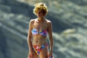 Δανάη Μπάρκα: Φτιάχνει σπιτική σπανακόπιτα φορώντας το μαγιό της [βίντεο]