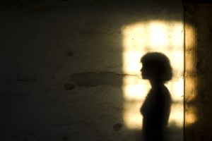 Άγιοι Θεόδωροι: Κηδεύτηκε το πρώην μοντέλο που βρέθηκε νεκρό στο σπίτι του - Γιατί απουσίαζε η μητέρα της