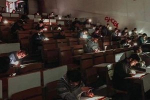 Κακοκαιρία: Η "πατέντα" μαθητή στο Μοσχάτο για να περάσει τον πλημμυρισμένο δρόμο [βίντεο]