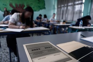 Χανιά: Ζωγράφισε μαθητής λυκείου στις εξετάσεις... Κυριολεκτικά- Έφτιαξε λουλούδια, κροκόδειλους και παραλίες - εικόνα 3